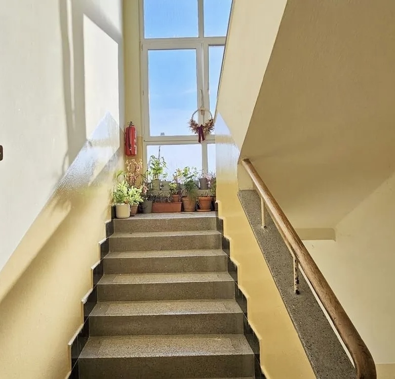 Na predaj priestranný 3-izbový byt s balkónom 79 m² po kompletnej rekonštrukcii – Bošany